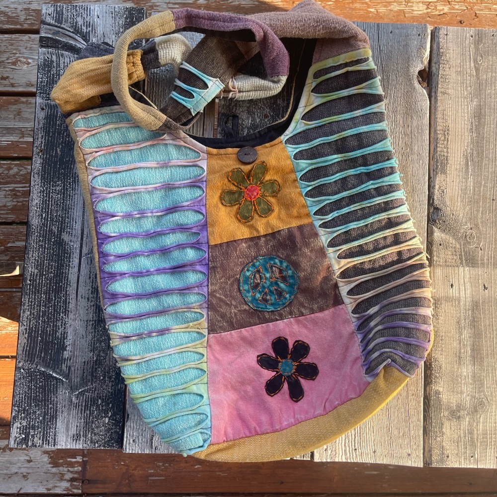 Vintage colorful bag “hobo” style, perfect for those who love the 70s!